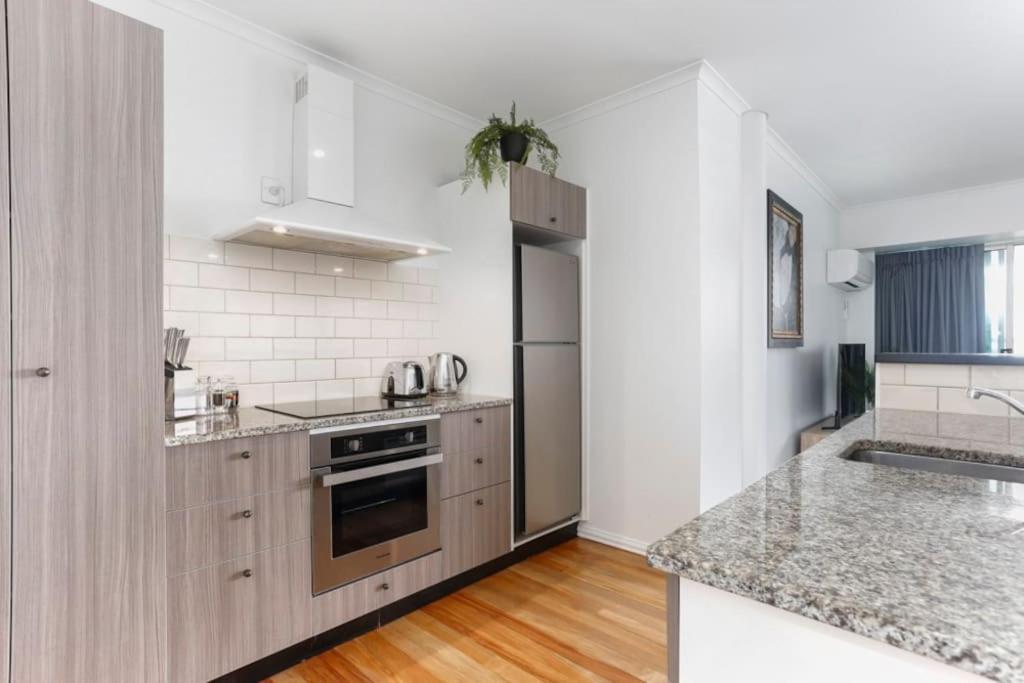 Newly Refurbished Waterfront Apartment! 3320 Оукланд Екстериор снимка